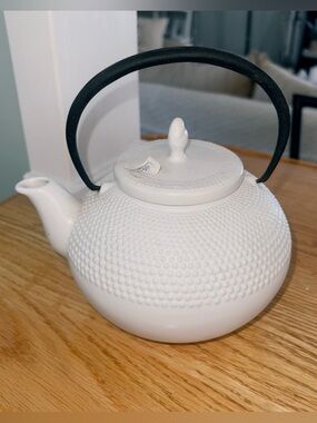 New crate and barrel serving tea pot with leaf strainer